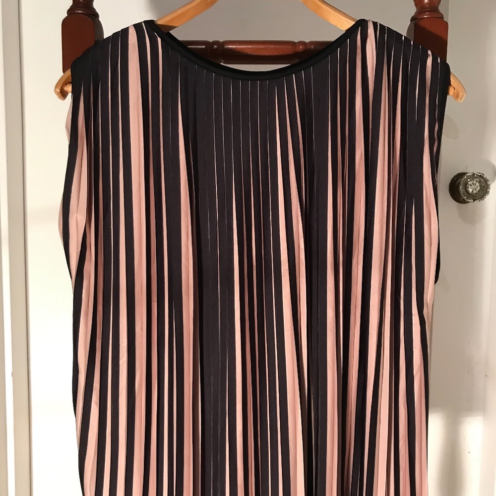 Colorblock Sleeveless Blouse - Picture 6 of 8